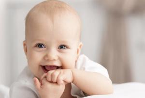 Когда новорожденные дети начинают осознанно смеяться и улыбаться маме и другим людям?